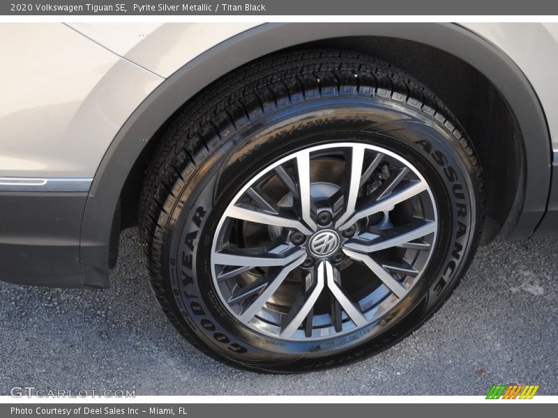 Pyrite Silver Metallic / Titan Black 2020 Volkswagen Tiguan SE