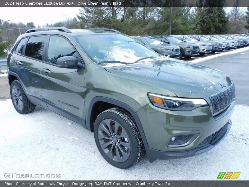 Front 3/4 View of 2021 Cherokee Latitude Lux 4x4