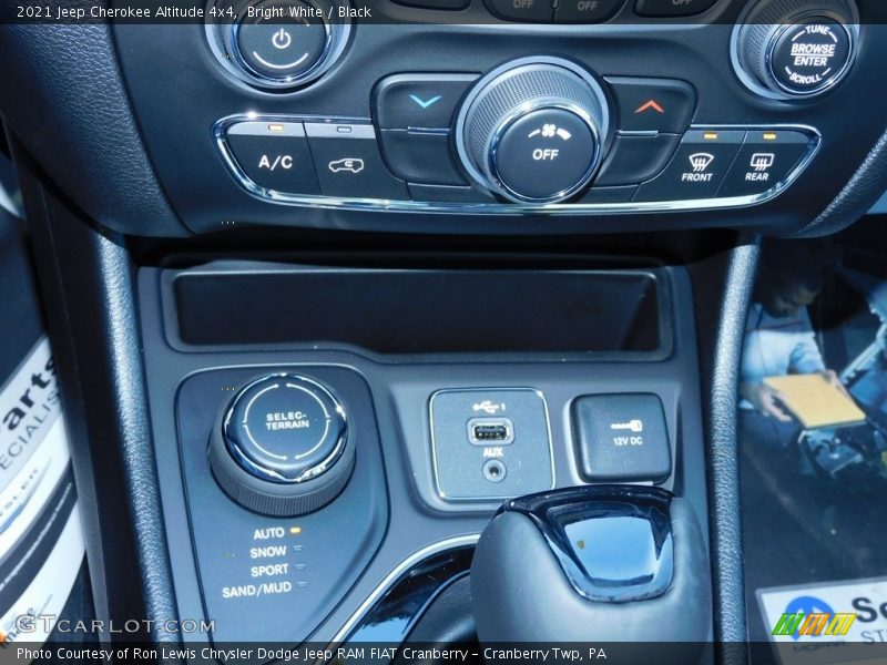 Bright White / Black 2021 Jeep Cherokee Altitude 4x4