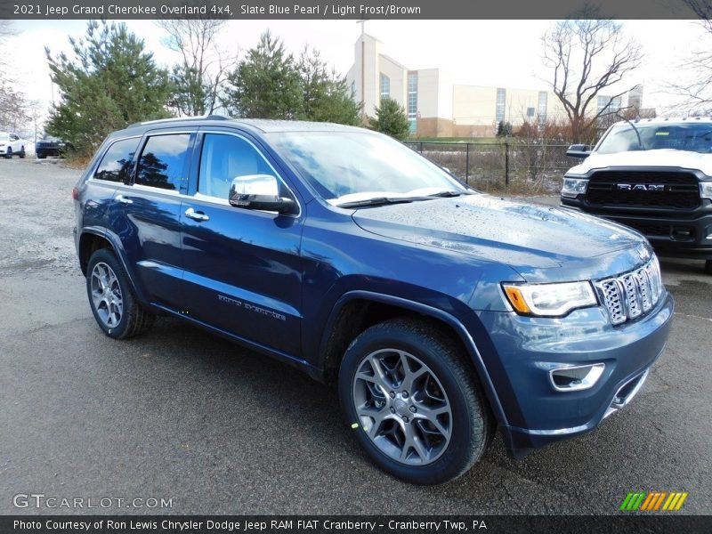 Front 3/4 View of 2021 Grand Cherokee Overland 4x4