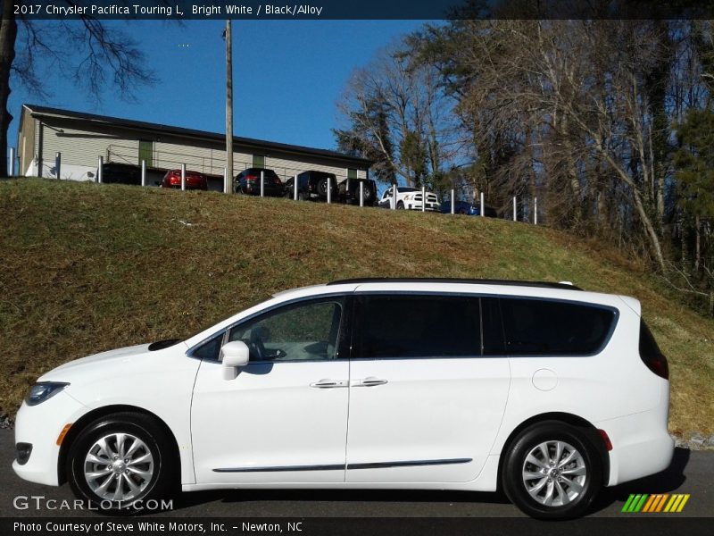 Bright White / Black/Alloy 2017 Chrysler Pacifica Touring L