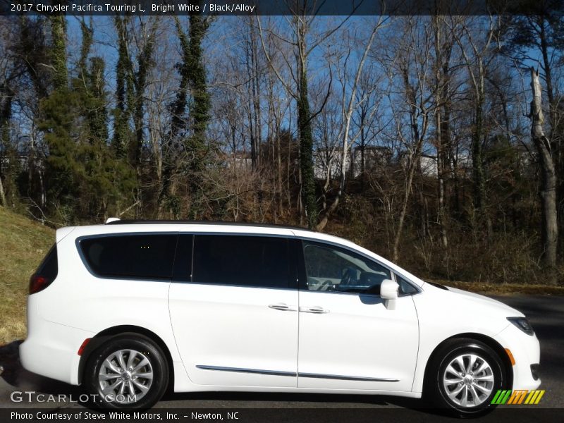 Bright White / Black/Alloy 2017 Chrysler Pacifica Touring L