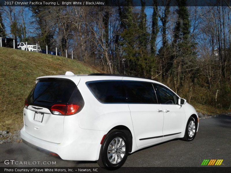 Bright White / Black/Alloy 2017 Chrysler Pacifica Touring L