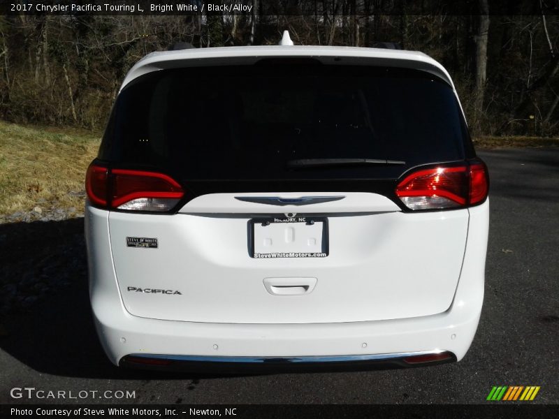 Bright White / Black/Alloy 2017 Chrysler Pacifica Touring L
