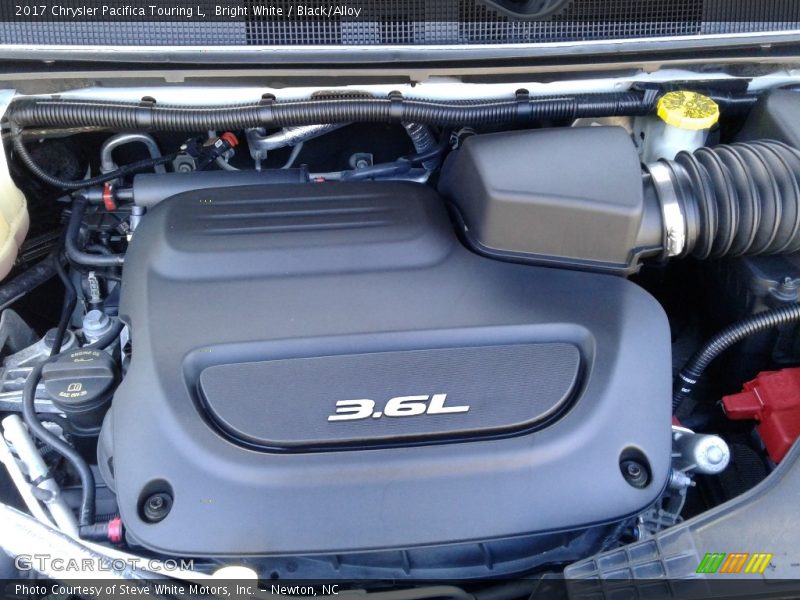 Bright White / Black/Alloy 2017 Chrysler Pacifica Touring L