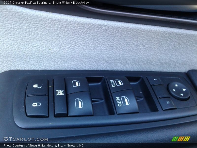 Bright White / Black/Alloy 2017 Chrysler Pacifica Touring L