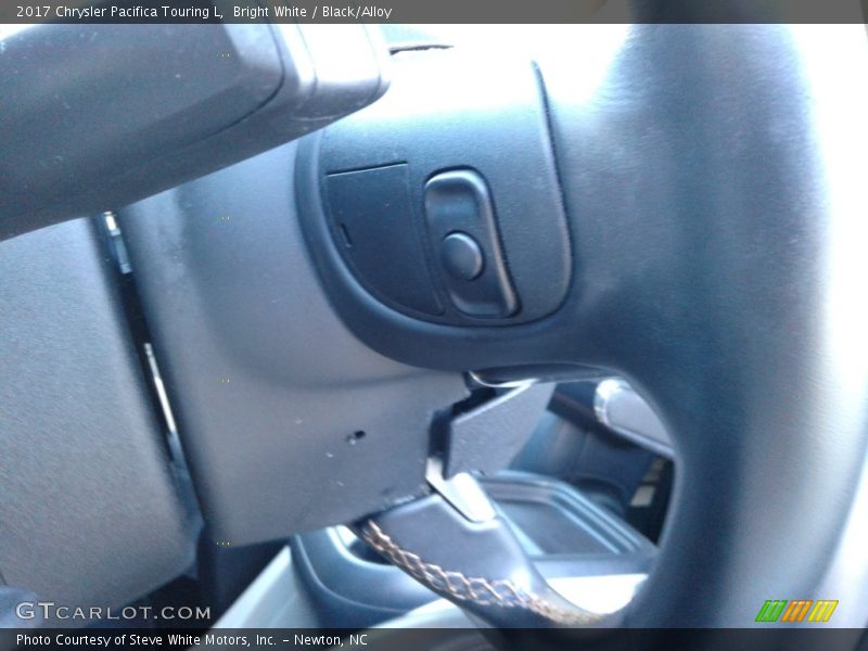 Bright White / Black/Alloy 2017 Chrysler Pacifica Touring L