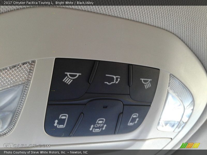 Bright White / Black/Alloy 2017 Chrysler Pacifica Touring L