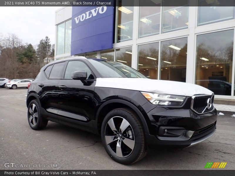 Front 3/4 View of 2021 XC40 T5 Momentum AWD