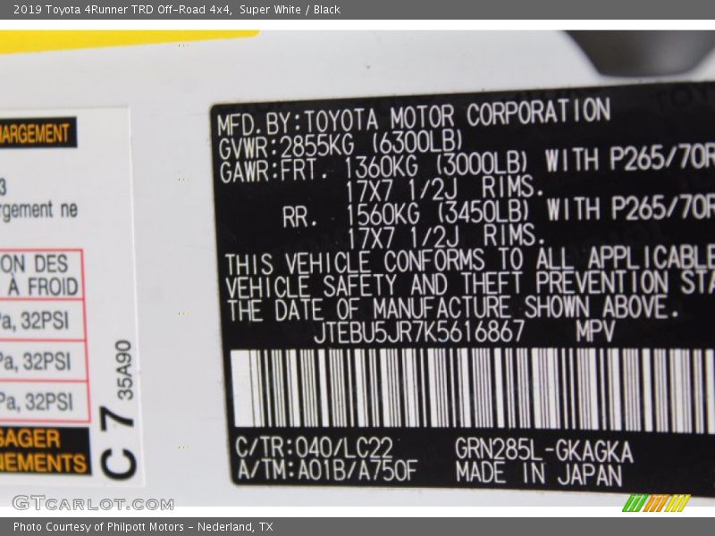 Super White / Black 2019 Toyota 4Runner TRD Off-Road 4x4