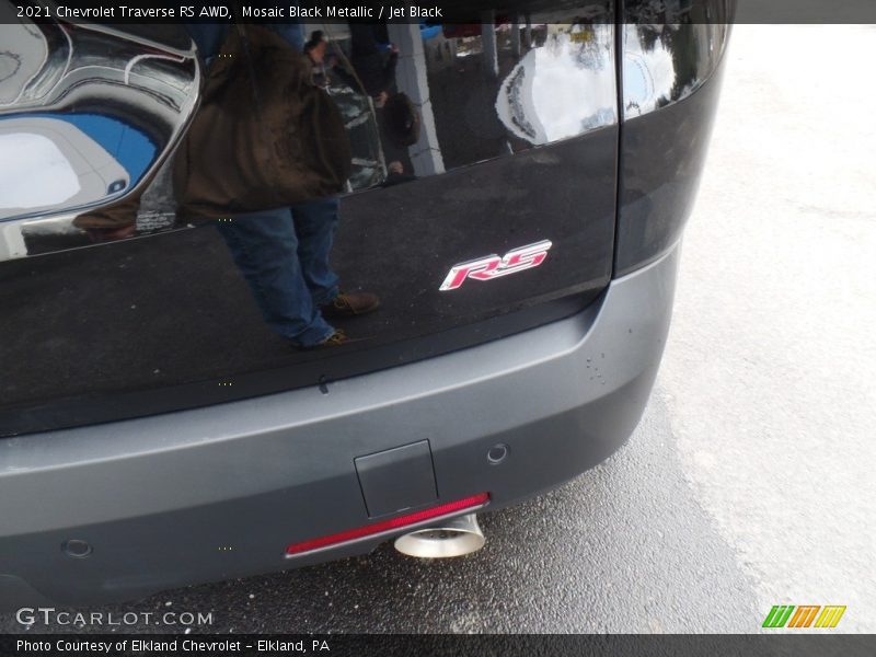 Mosaic Black Metallic / Jet Black 2021 Chevrolet Traverse RS AWD