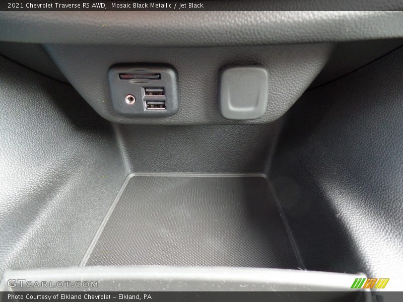 Mosaic Black Metallic / Jet Black 2021 Chevrolet Traverse RS AWD