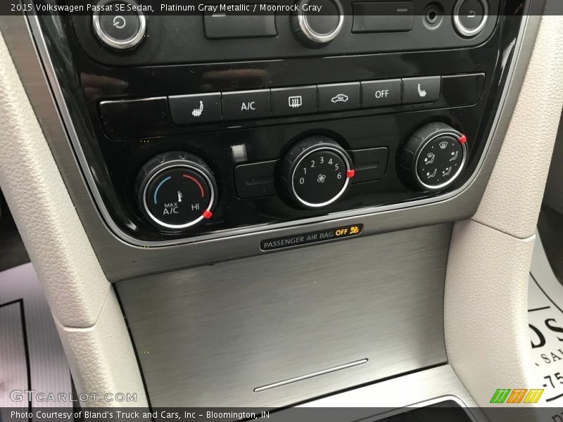 Controls of 2015 Passat SE Sedan