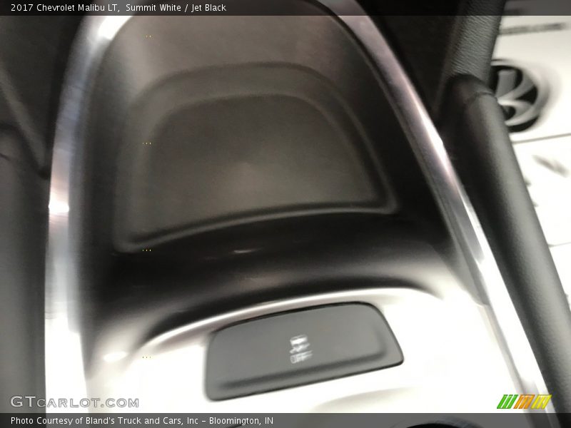 Summit White / Jet Black 2017 Chevrolet Malibu LT