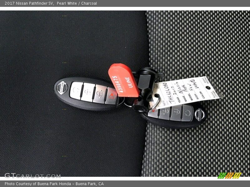 Pearl White / Charcoal 2017 Nissan Pathfinder SV