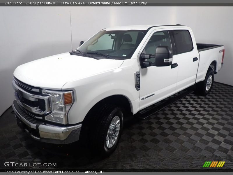 Oxford White / Medium Earth Gray 2020 Ford F250 Super Duty XLT Crew Cab 4x4