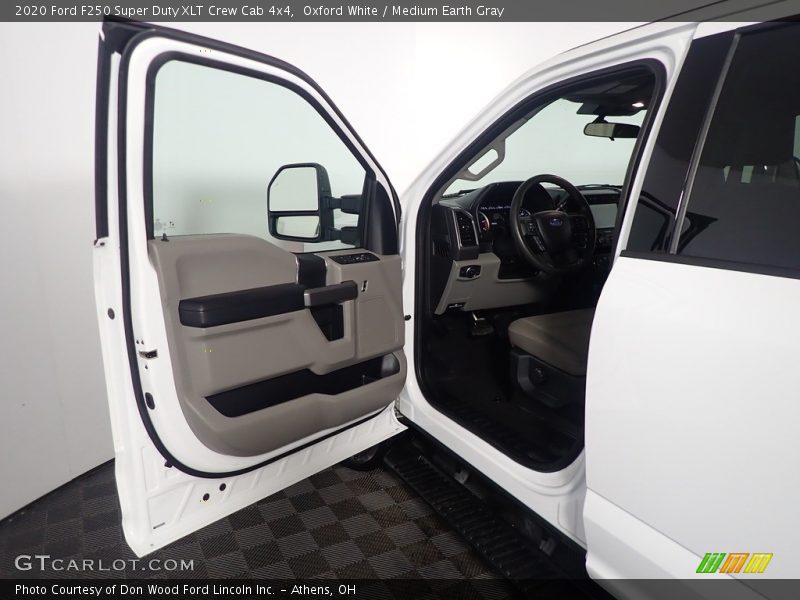 Oxford White / Medium Earth Gray 2020 Ford F250 Super Duty XLT Crew Cab 4x4