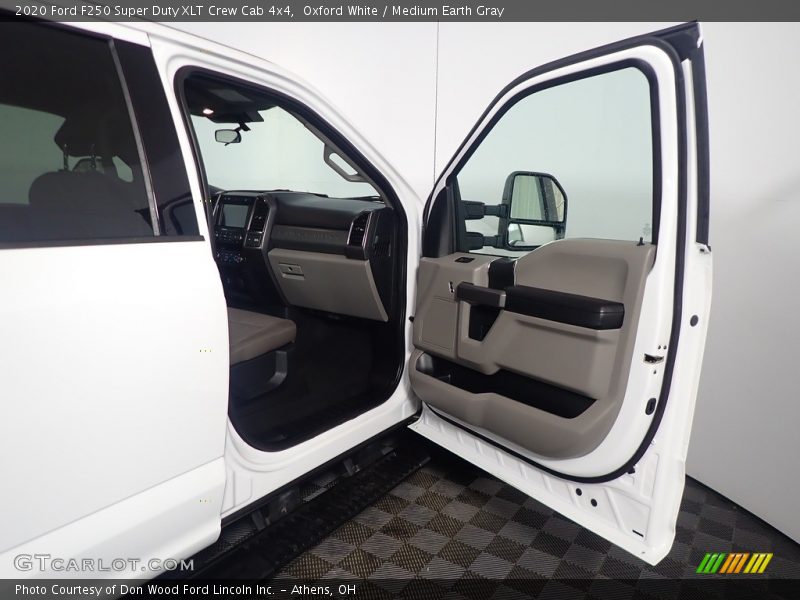 Oxford White / Medium Earth Gray 2020 Ford F250 Super Duty XLT Crew Cab 4x4