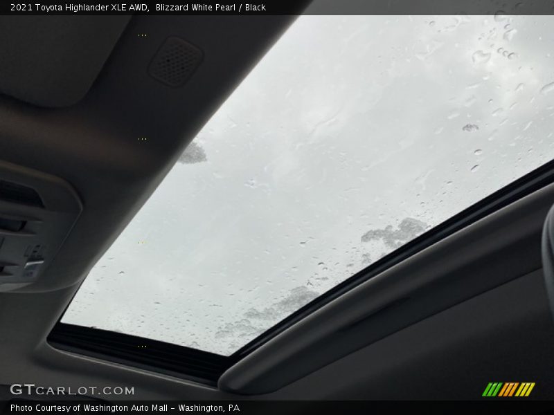 Blizzard White Pearl / Black 2021 Toyota Highlander XLE AWD