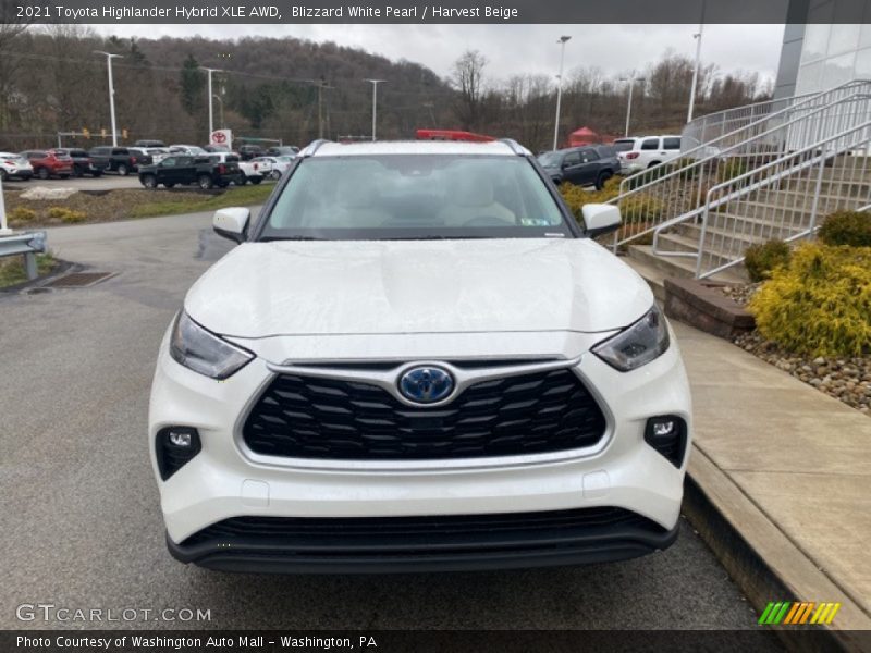 Blizzard White Pearl / Harvest Beige 2021 Toyota Highlander Hybrid XLE AWD