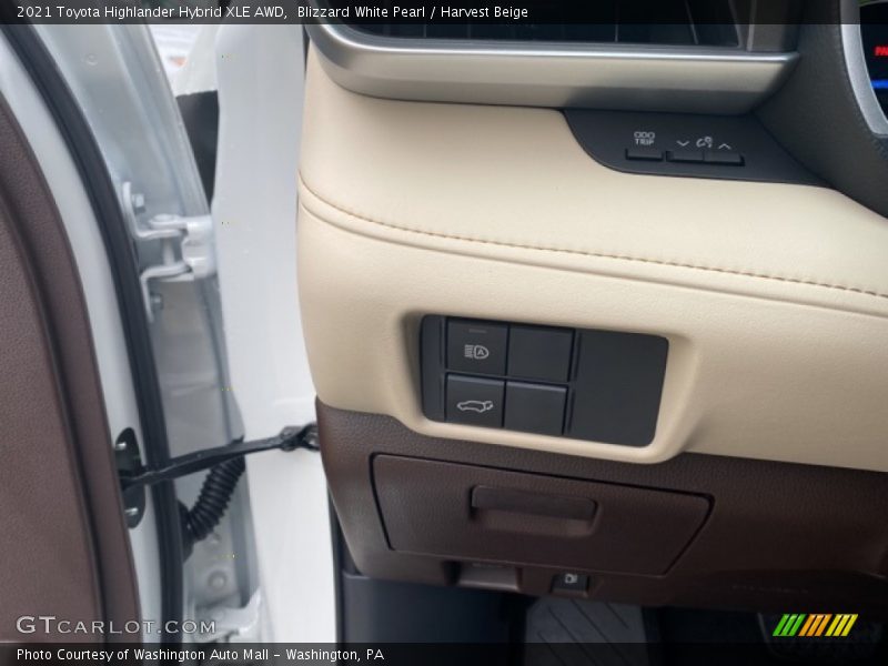 Blizzard White Pearl / Harvest Beige 2021 Toyota Highlander Hybrid XLE AWD