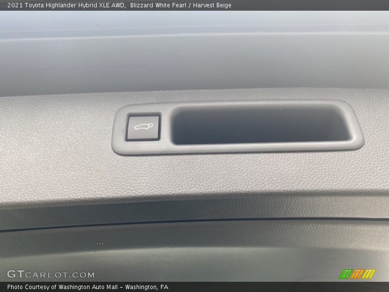 Blizzard White Pearl / Harvest Beige 2021 Toyota Highlander Hybrid XLE AWD