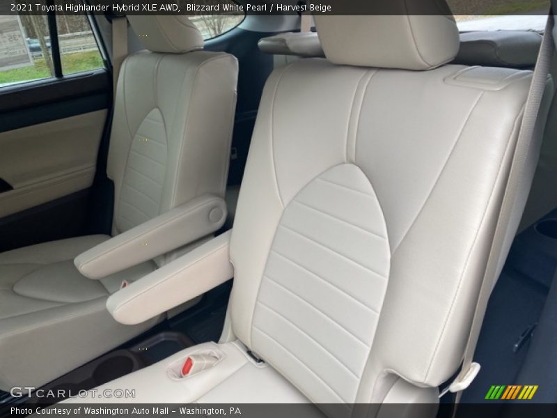 Blizzard White Pearl / Harvest Beige 2021 Toyota Highlander Hybrid XLE AWD