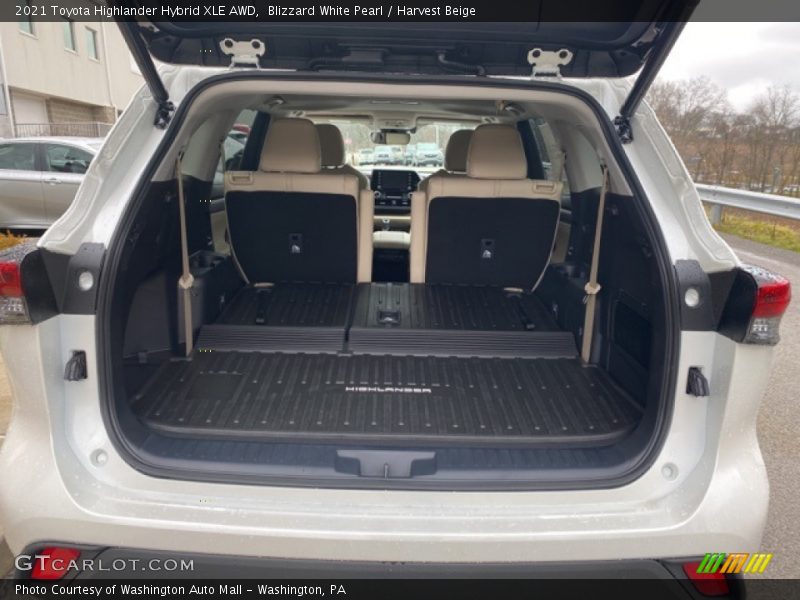 Blizzard White Pearl / Harvest Beige 2021 Toyota Highlander Hybrid XLE AWD
