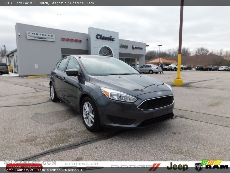 Magnetic / Charcoal Black 2018 Ford Focus SE Hatch
