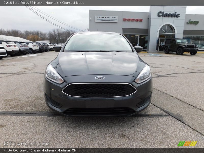 Magnetic / Charcoal Black 2018 Ford Focus SE Hatch