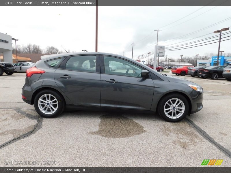 Magnetic / Charcoal Black 2018 Ford Focus SE Hatch