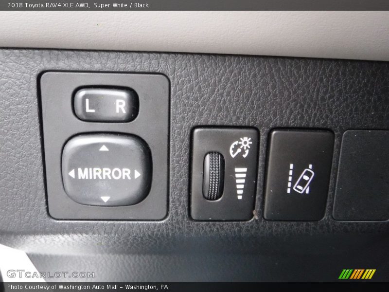Super White / Black 2018 Toyota RAV4 XLE AWD