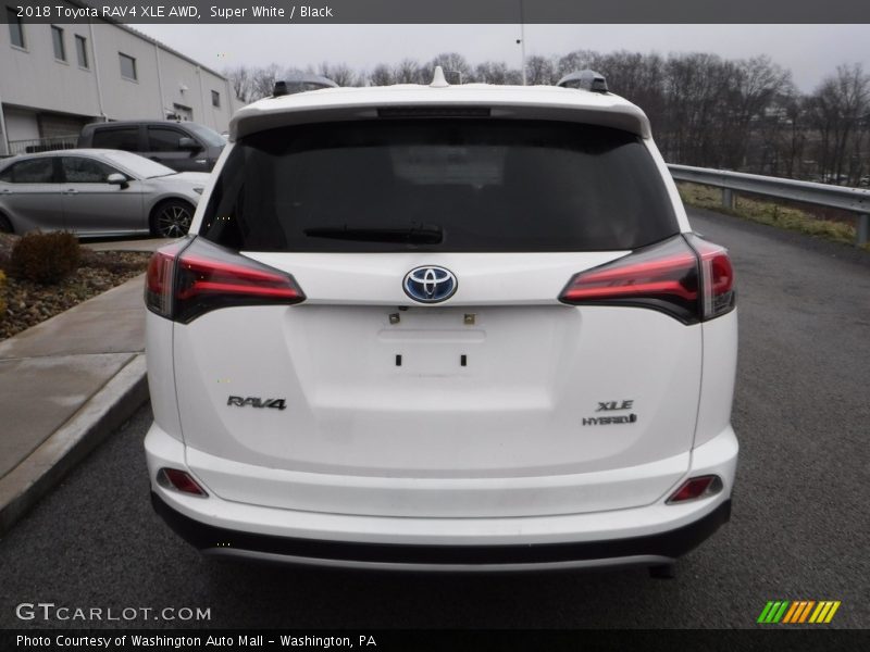 Super White / Black 2018 Toyota RAV4 XLE AWD