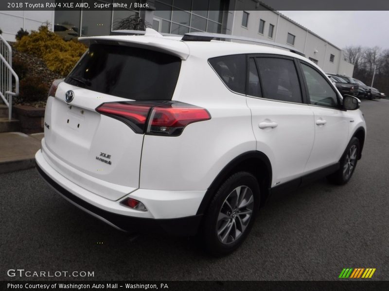 Super White / Black 2018 Toyota RAV4 XLE AWD