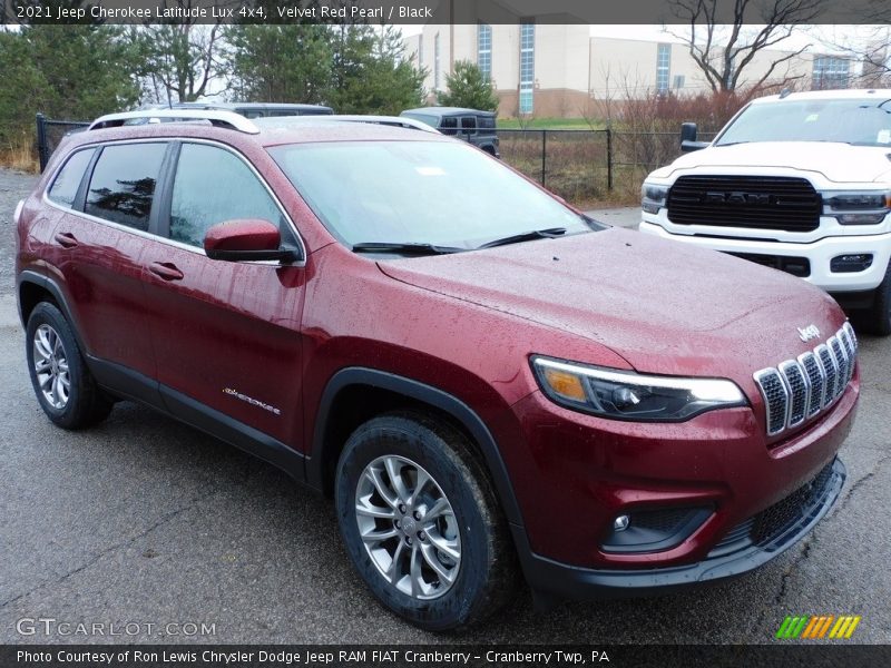 Front 3/4 View of 2021 Cherokee Latitude Lux 4x4