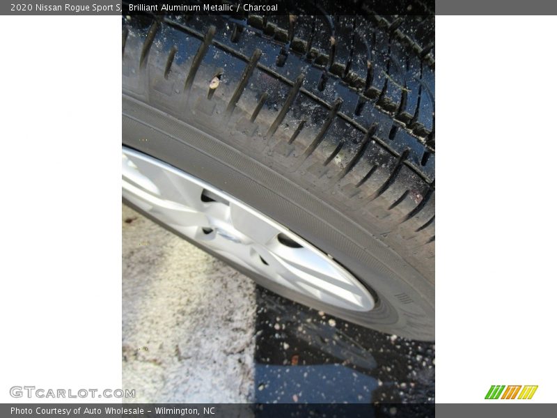Brilliant Aluminum Metallic / Charcoal 2020 Nissan Rogue Sport S
