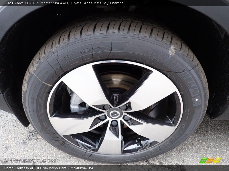 Crystal White Metallic / Charcoal 2021 Volvo XC40 T5 Momentum AWD