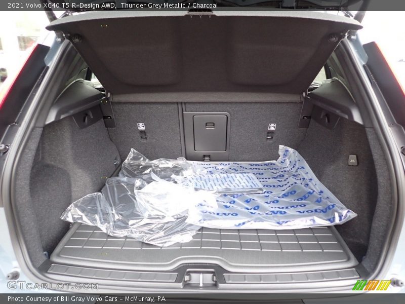 Thunder Grey Metallic / Charcoal 2021 Volvo XC40 T5 R-Design AWD