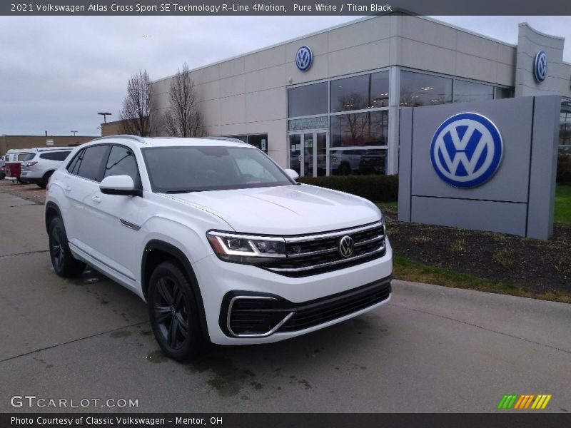 Front 3/4 View of 2021 Atlas Cross Sport SE Technology R-Line 4Motion