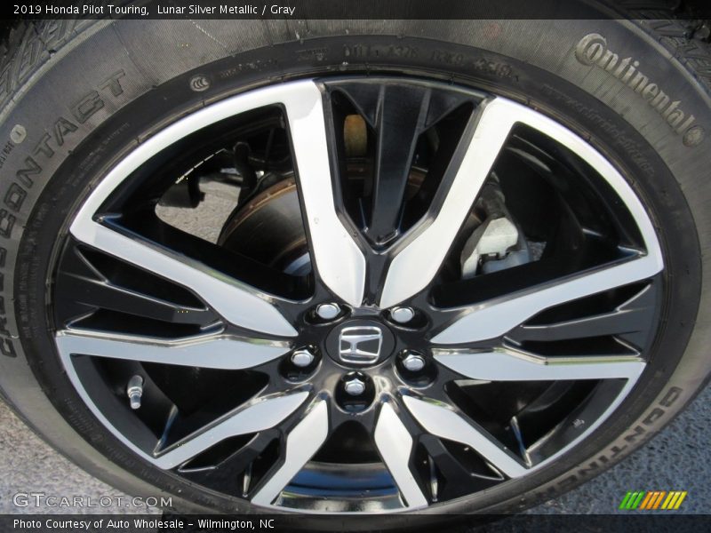 Lunar Silver Metallic / Gray 2019 Honda Pilot Touring