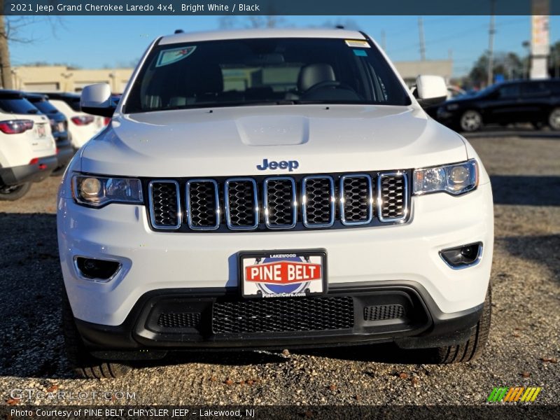 Bright White / Black 2021 Jeep Grand Cherokee Laredo 4x4