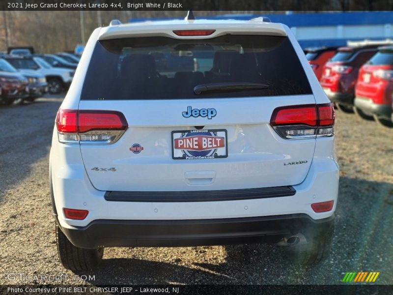 Bright White / Black 2021 Jeep Grand Cherokee Laredo 4x4