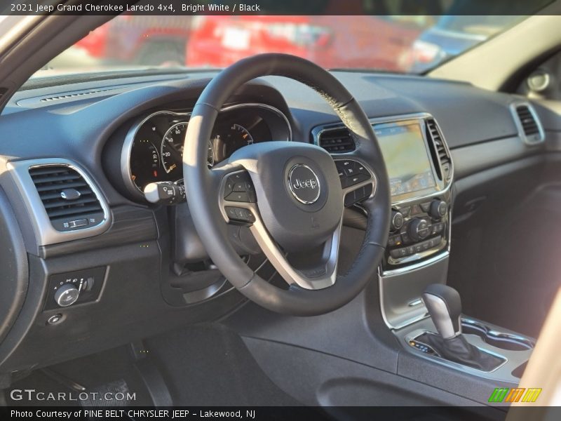 Bright White / Black 2021 Jeep Grand Cherokee Laredo 4x4