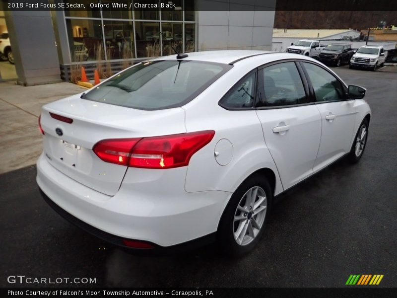 Oxford White / Charcoal Black 2018 Ford Focus SE Sedan