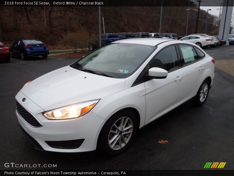 Oxford White / Charcoal Black 2018 Ford Focus SE Sedan