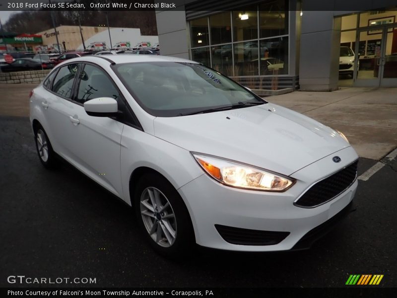 Oxford White / Charcoal Black 2018 Ford Focus SE Sedan