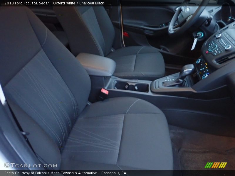 Oxford White / Charcoal Black 2018 Ford Focus SE Sedan