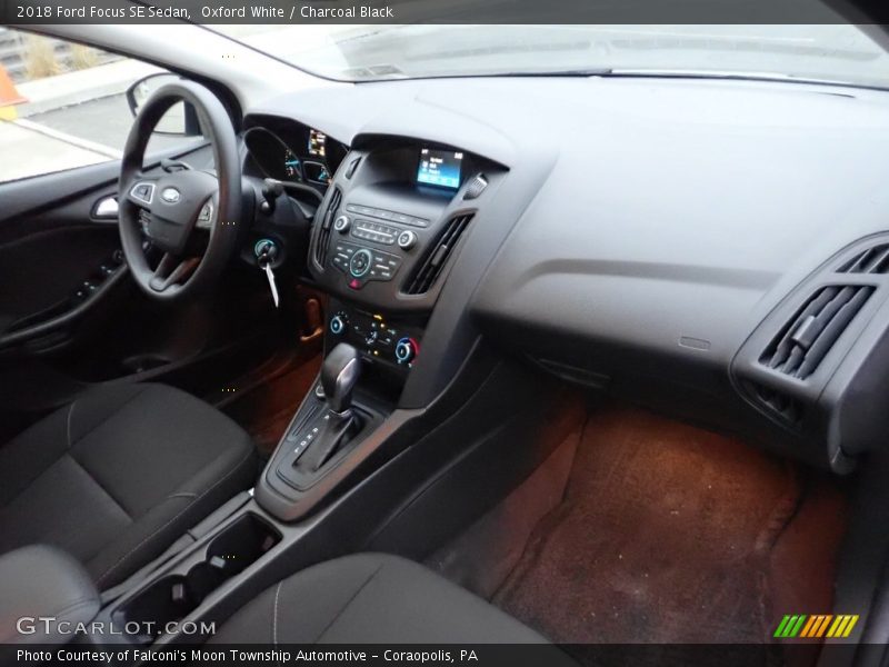 Oxford White / Charcoal Black 2018 Ford Focus SE Sedan