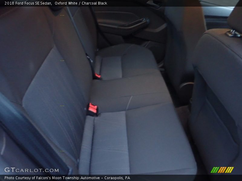 Oxford White / Charcoal Black 2018 Ford Focus SE Sedan