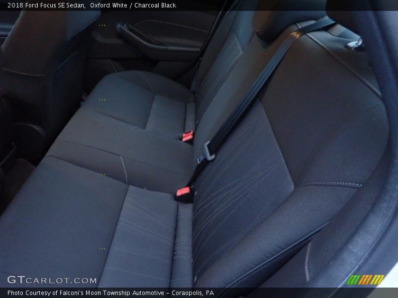 Oxford White / Charcoal Black 2018 Ford Focus SE Sedan